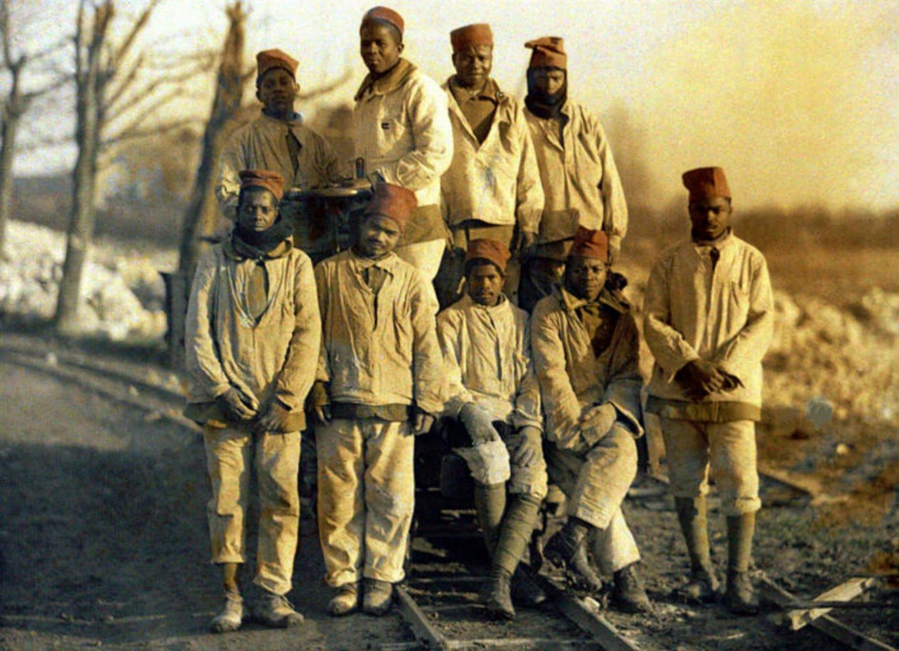 Senegalesische Arbeiter mit einer Schienenfahrrad, Ham, Somme, Frankreich, 1917 von Fernand Cuville