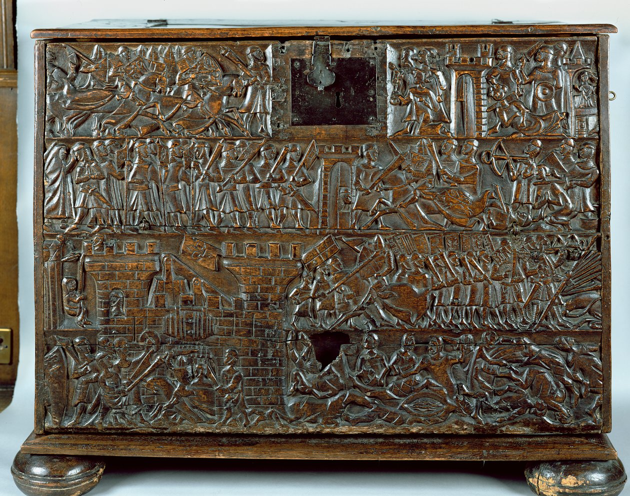 Die Courtrai-Truhe, die Szenen aus der Schlacht der Goldenen Sporen in Courtrai 1302 darstellt von Flemish School