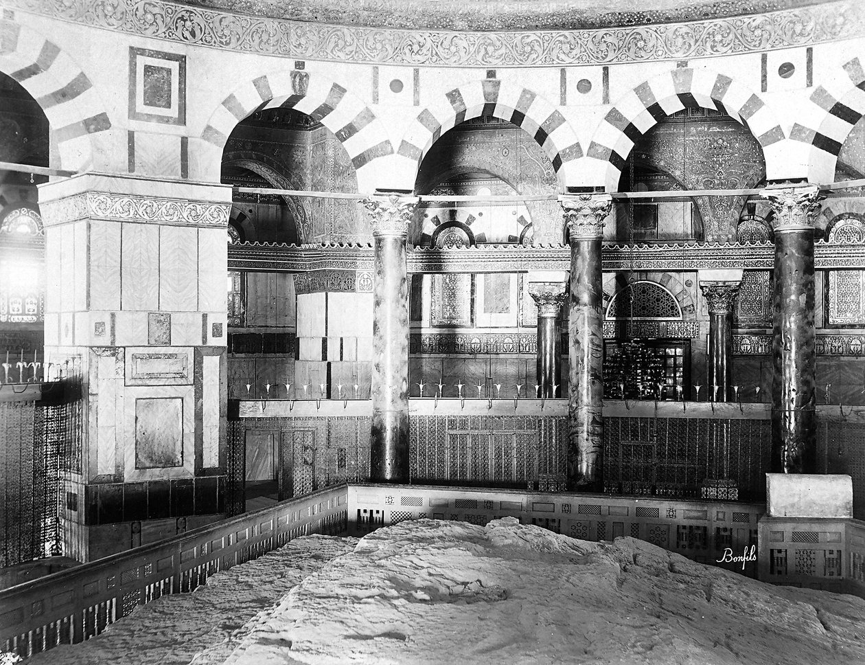 Innenansicht der Omar-Moschee in Jerusalem. Zwei Reihen von Säulen und Marmorsäulen umgeben den Felsen, der für Juden und Muslime heilig ist von Félix Bonfils