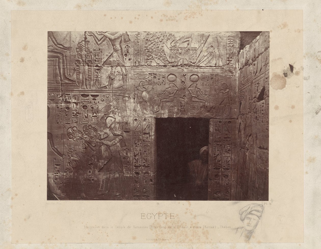Mann in einer Türöffnung im Tempel von Ramses III in Ägypten von Félix Bonfils