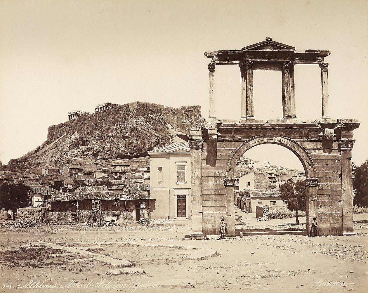 Der Hadriansbogen auf der Akropolis von Athen von Félix Bonfils