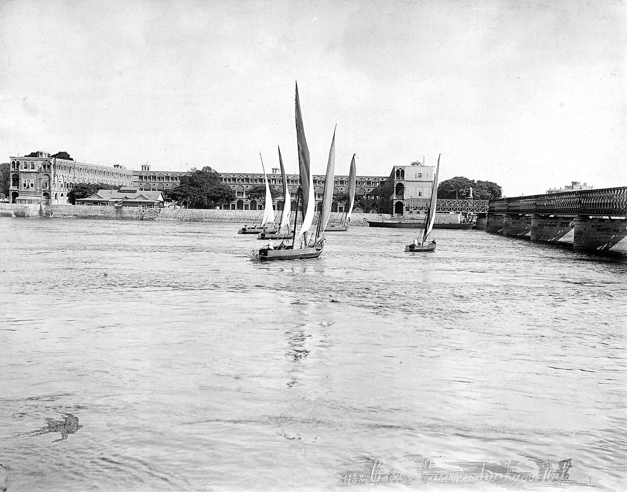 Blick auf die Kasernen am Nil in der Nähe der Kasr-Brücke, Kairo, Ägypten von Félix Bonfils
