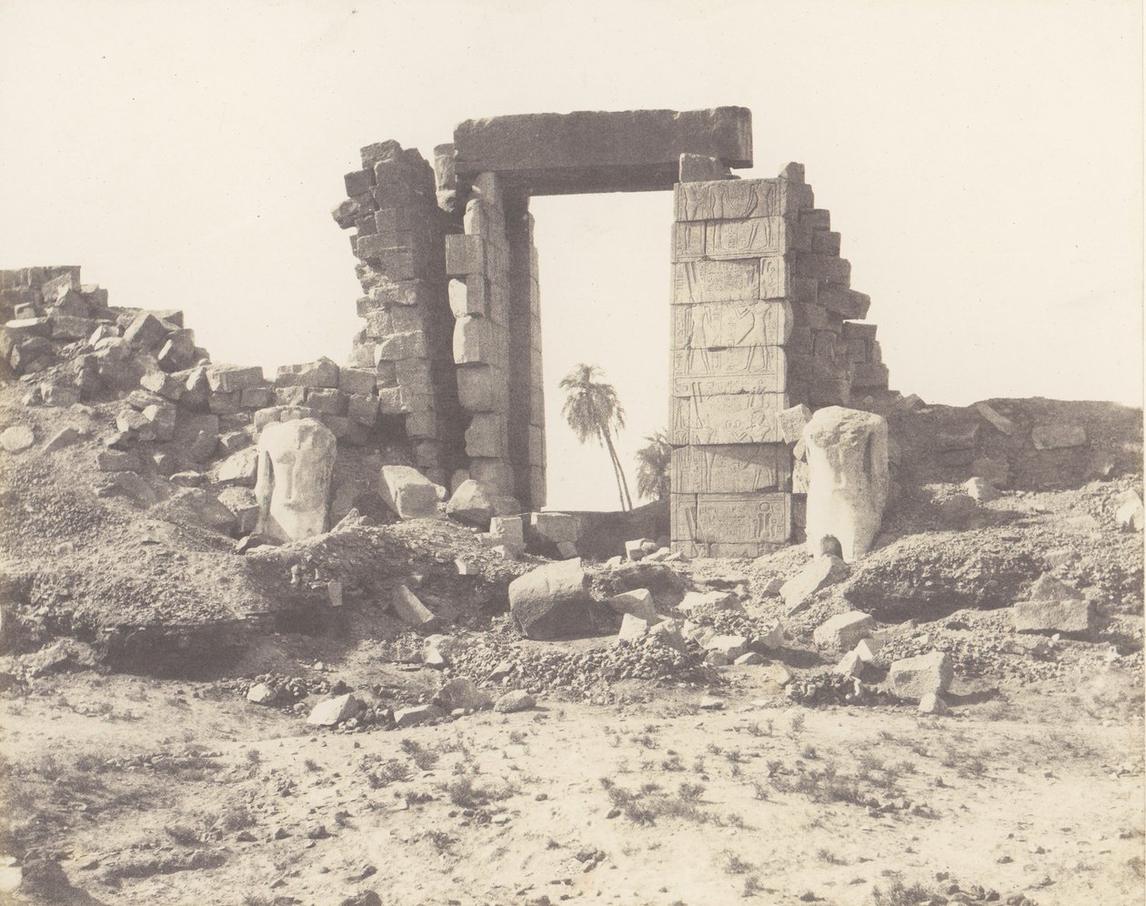 Karnak Theben, Erster Pylon - Ruinen des Tores und der Kolosse, 1851-52, gedruckt 1853-54 von Félix Teynard