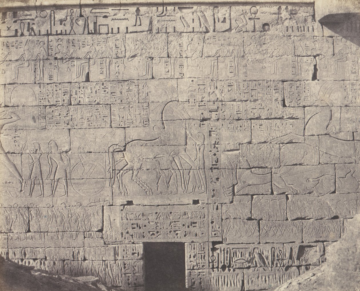 Médinet-Abou Thèbes, spätere Konstruktionen - Fragment einer Skulptur, 1851-52, gedruckt 1853-54 von Félix Teynard