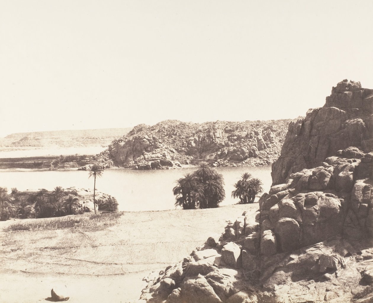 Tâfah, Granitfelsen am Ufer des Nils, 1851-52, gedruckt 1853-54 von Félix Teynard