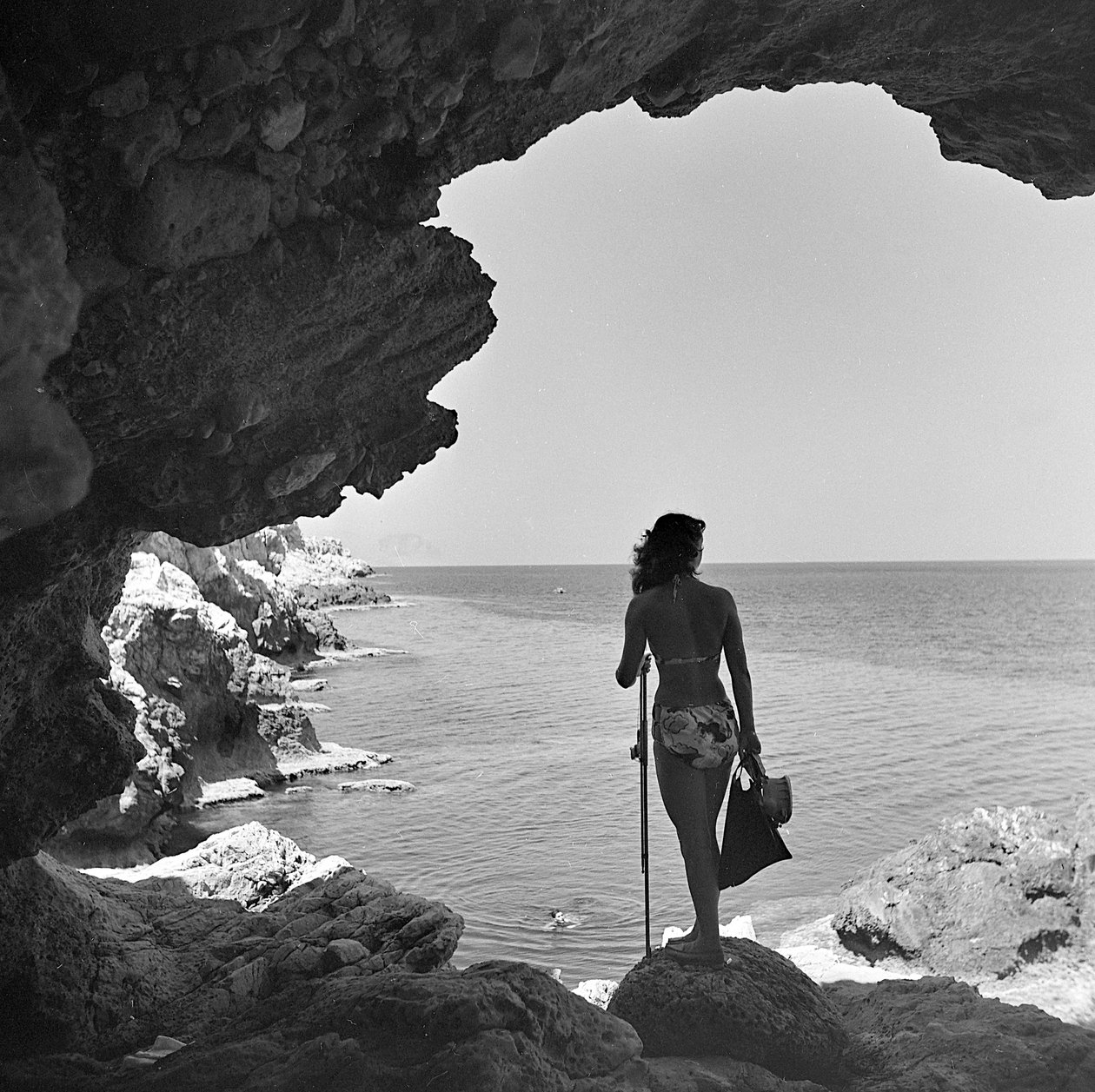 Badender auf der Klippe, der auf das Meer nahe dem Dorf Aspra, nahe Palermo, Sizilien, ca. 1950 schaut von Fosco Maraini