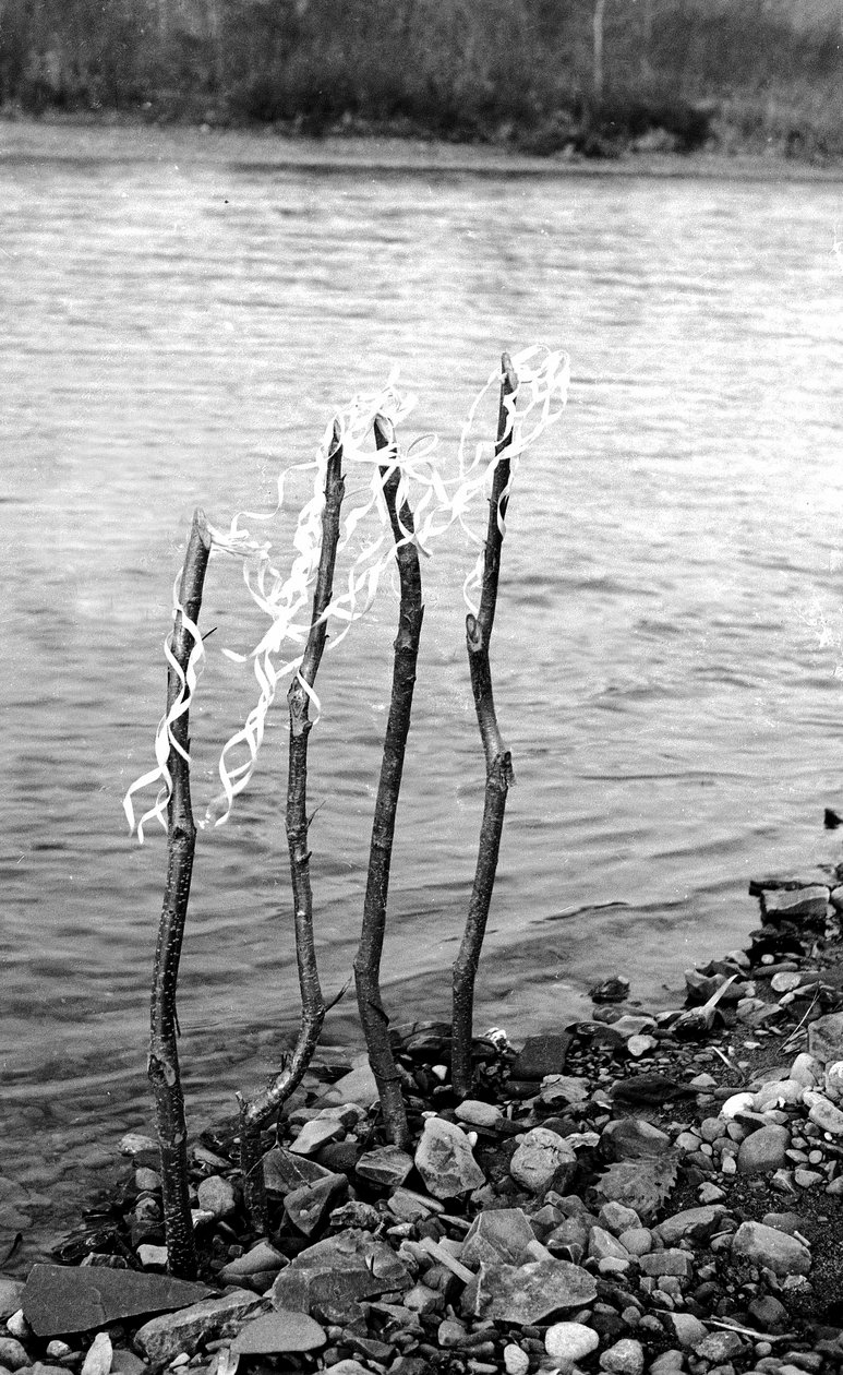 Nibutani: Gebet zu den Kamui am Saru-Fluss von Fosco Maraini