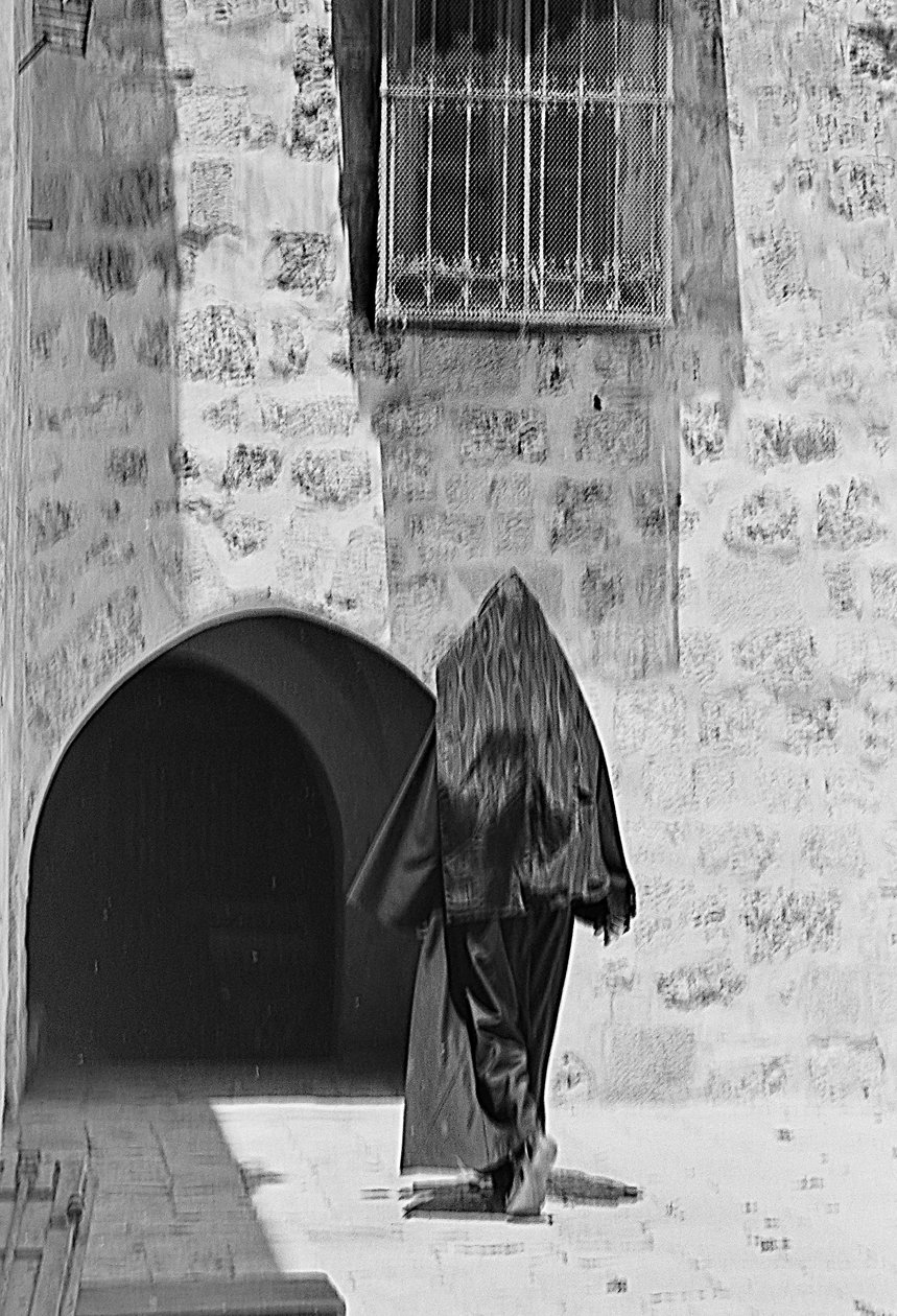 Religiöser in einer Straße der Altstadt von Jerusalem von Fosco Maraini