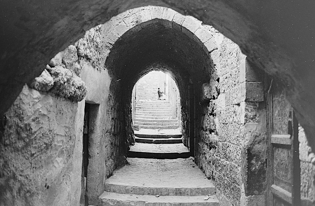 Straße in den Souks der Altstadt von Jerusalem von Fosco Maraini