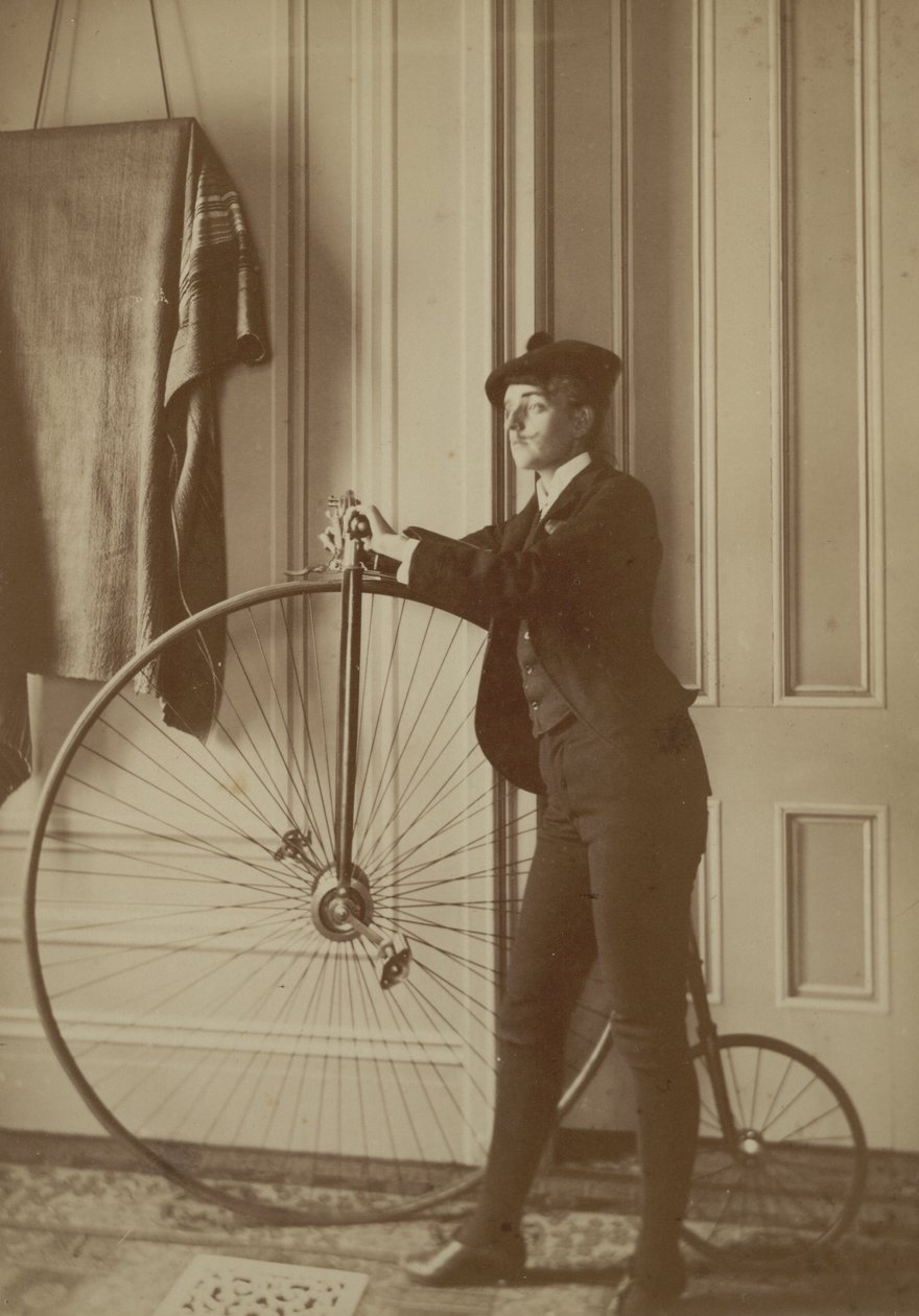 Im Haus mit einem Hochrad, ca. 1890 von Frances Benjamin Johnston