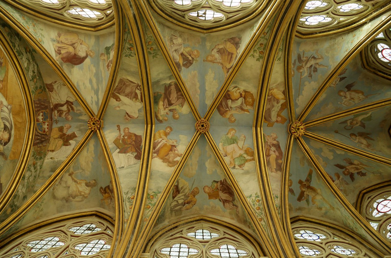 Die Gewölbe der Rayonnant-Kapelle der Abtei mit Renaissance-Gemälden von Francesco Primaticcio