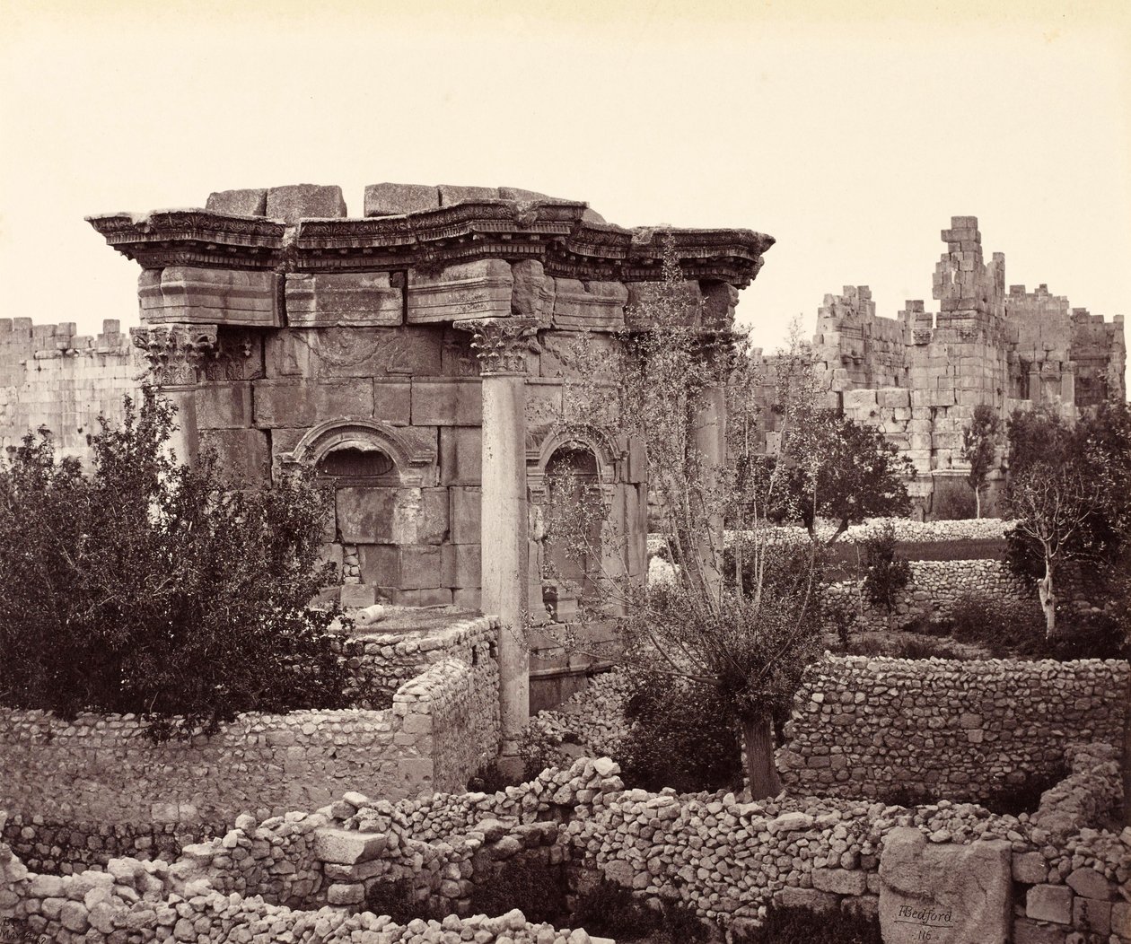Der Rundtempel (Tempel der Venus), Baalbek von Francis Bedford