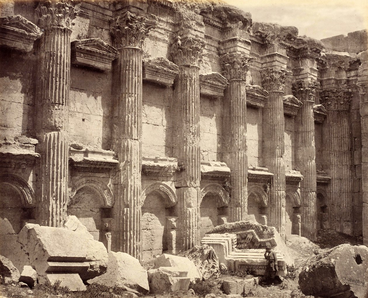 Die Nordwand des Inneren des Jupiter-Tempels, mit den geriffelten Säulen, Baalbek von Francis Bedford