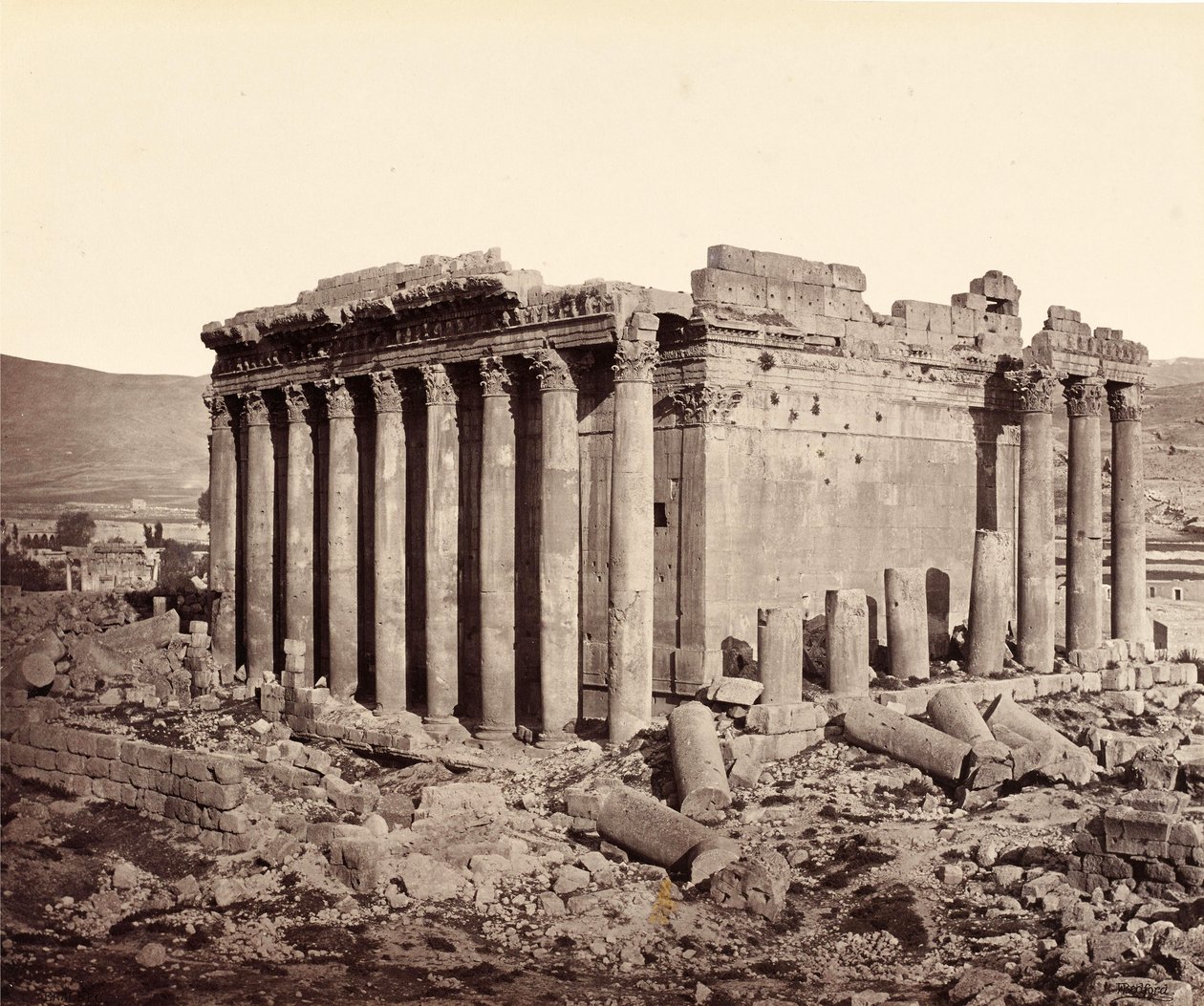 Der Tempel des Jupiter, Baalbek, von Nordwesten von Francis Bedford