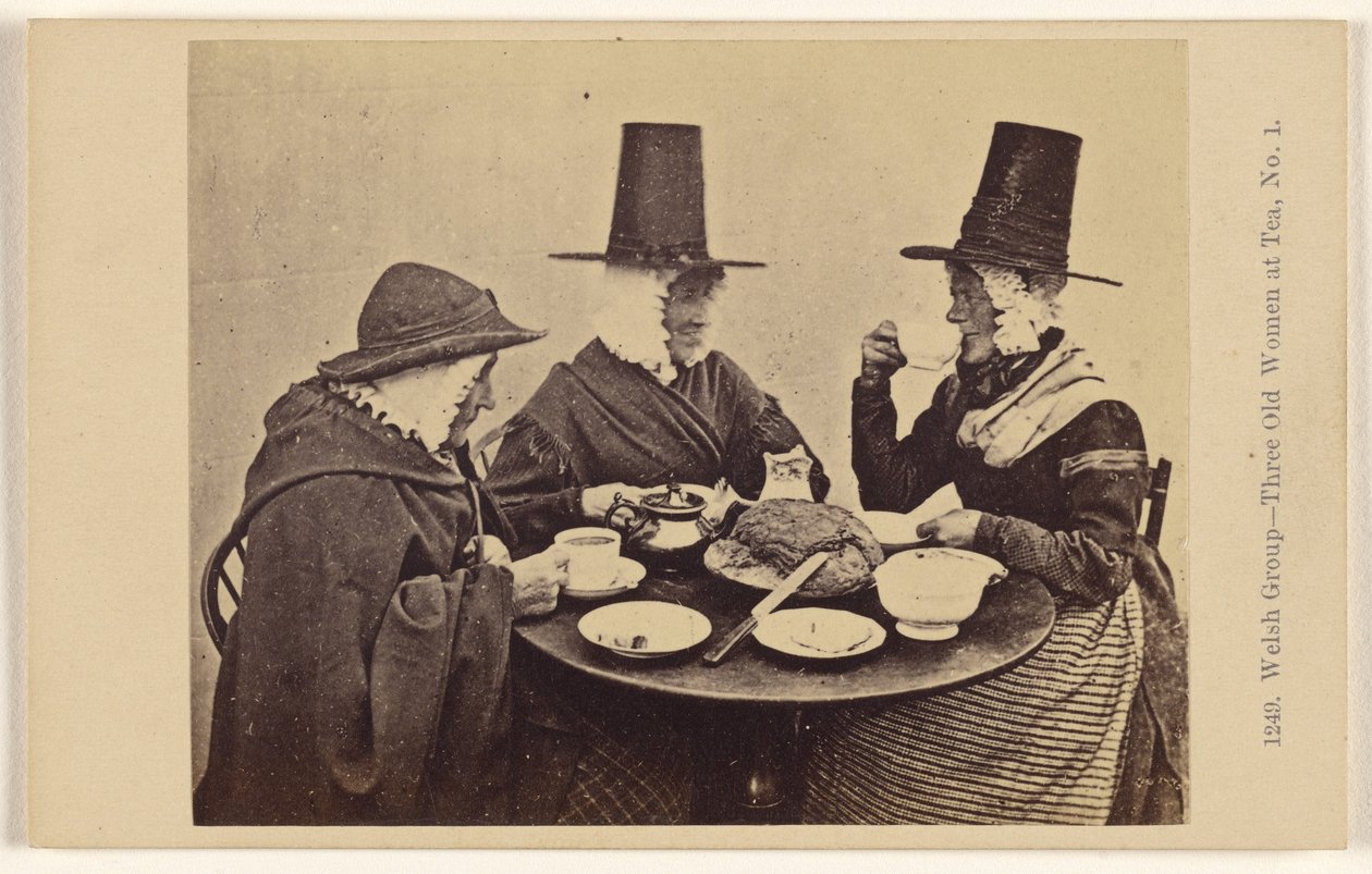 Walisische Gruppe - Drei alte Frauen beim Tee. Nr. 1. von Francis Bedford