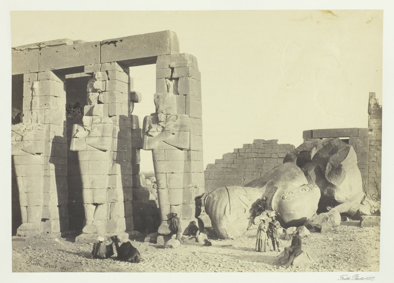 Osiride-Säulen und großer gefallener Koloss im Memnonium, Theben von Francis Frith