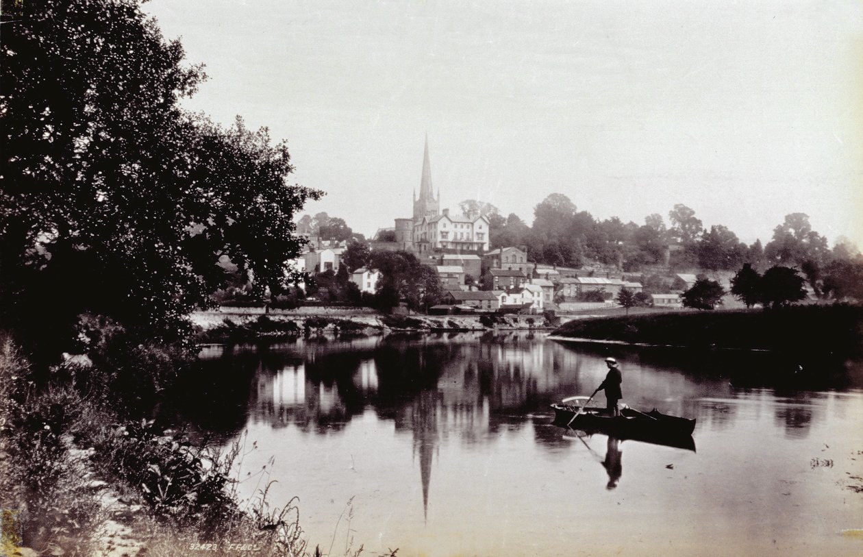 Die Stadt Ross-On-Wye, vom Ufer des Flusses aus gesehen. Im Vordergrund steht ein Mann auf einem Ruderboot von Francis Frith