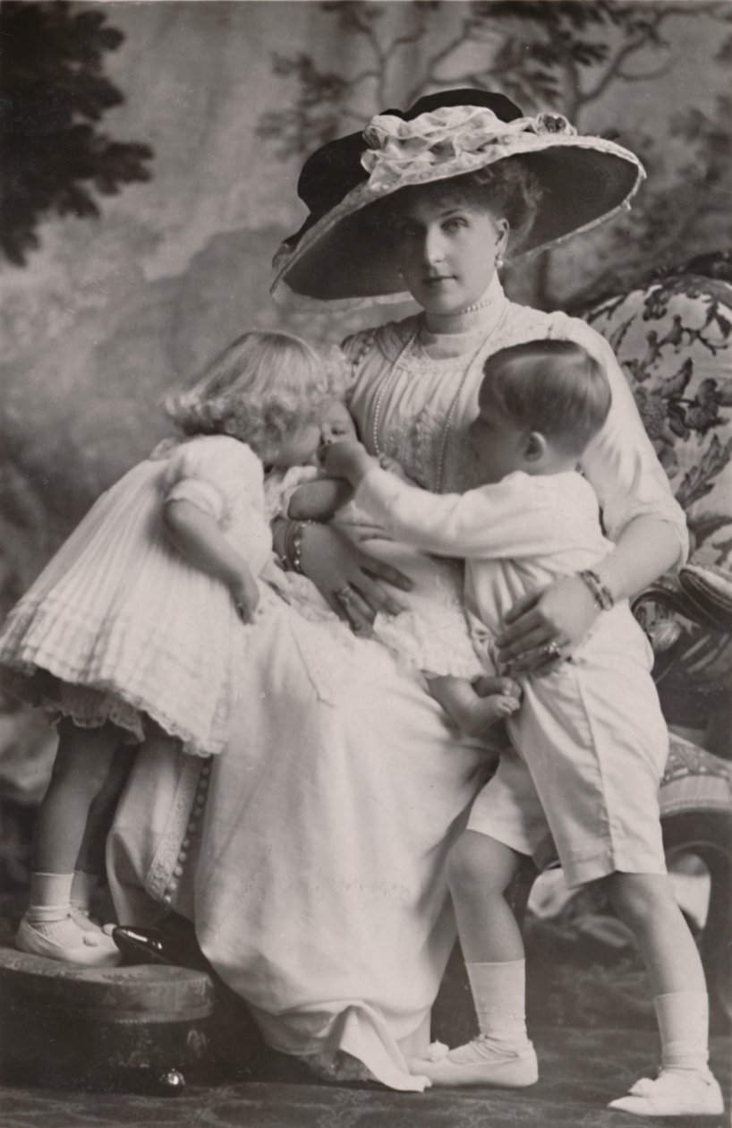 Königin Victoria von Spanien mit Prinz Alfonso, Prinzessin Maria Christina und Prinzessin Beatrice, 1911 von Frank Arthur Swaine