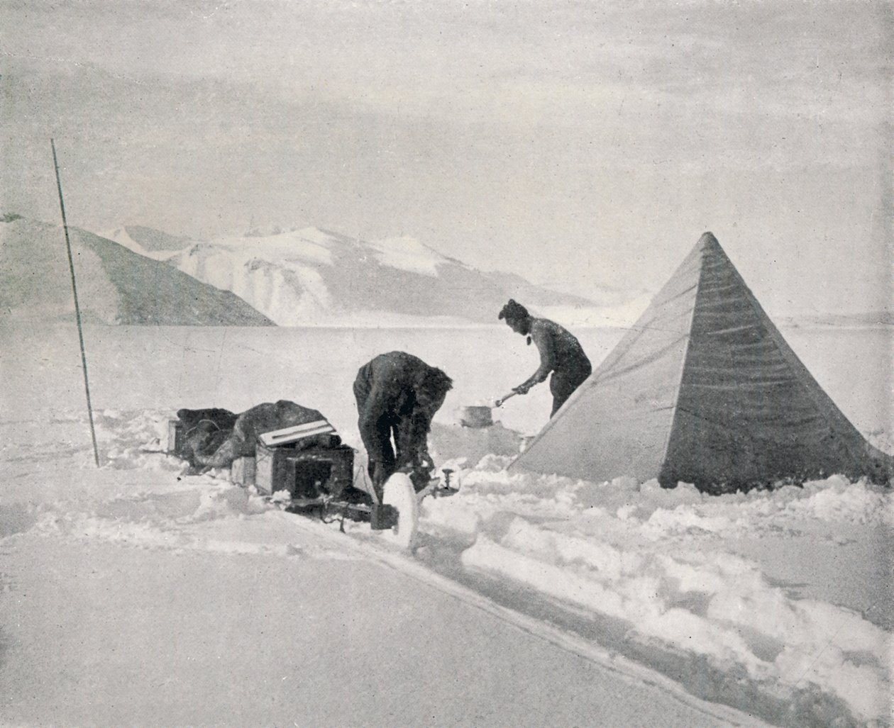 Schweres Schlittenfahren im Neuschnee vor Point Disappointment ...