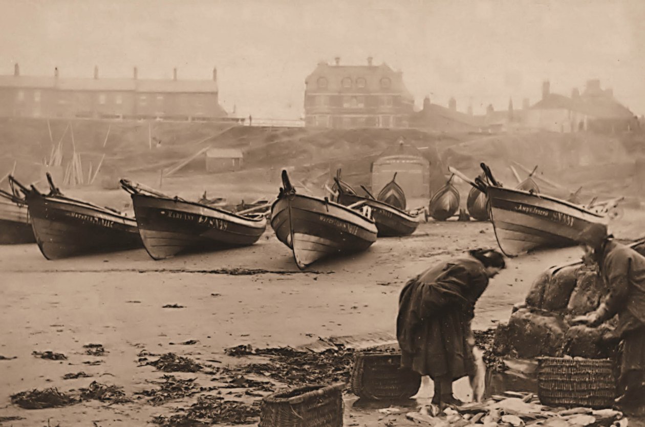 Frauen laden Fische in Körbe von den Fischerbooten, Whitby Hafen von Frank Meadow Sutcliffe