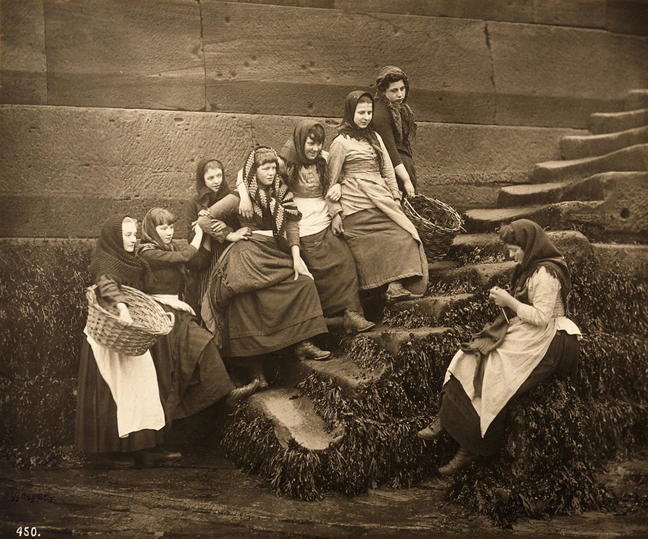 Frauen warten auf den Fang des Tages, Whitby Harbour, North Yorkshire, ca. 1899 von Frank Meadow Sutcliffe
