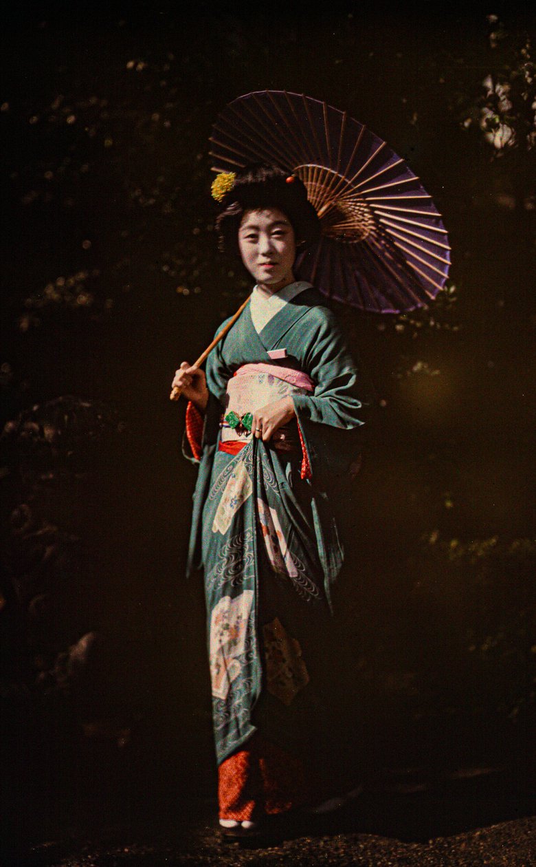 Japanische Frau mit Sonnenschirm und Kimono, frühe Farbauftochromaufnahme, ca. 1916 (Foto) von Franklin Price Knott
