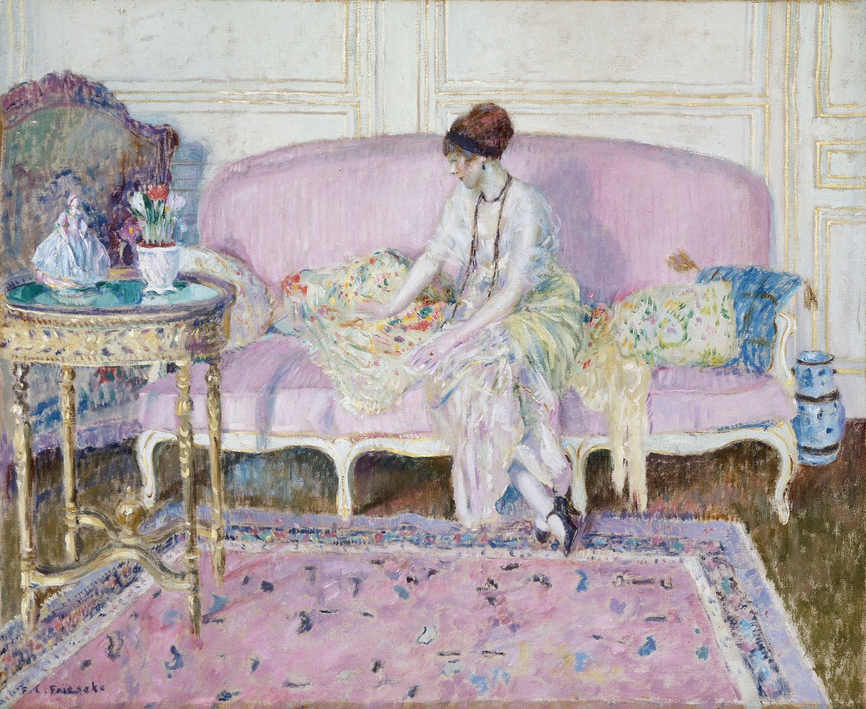 Frau auf Sofa im Innenraum von Frederick Carl Frieseke