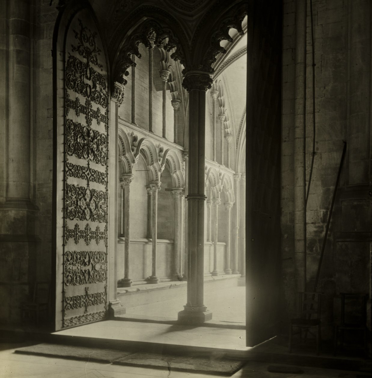 Ely-Kathedrale: Galiläa-Vorhalle vom Kirchenschiff von Frederick H. Evans