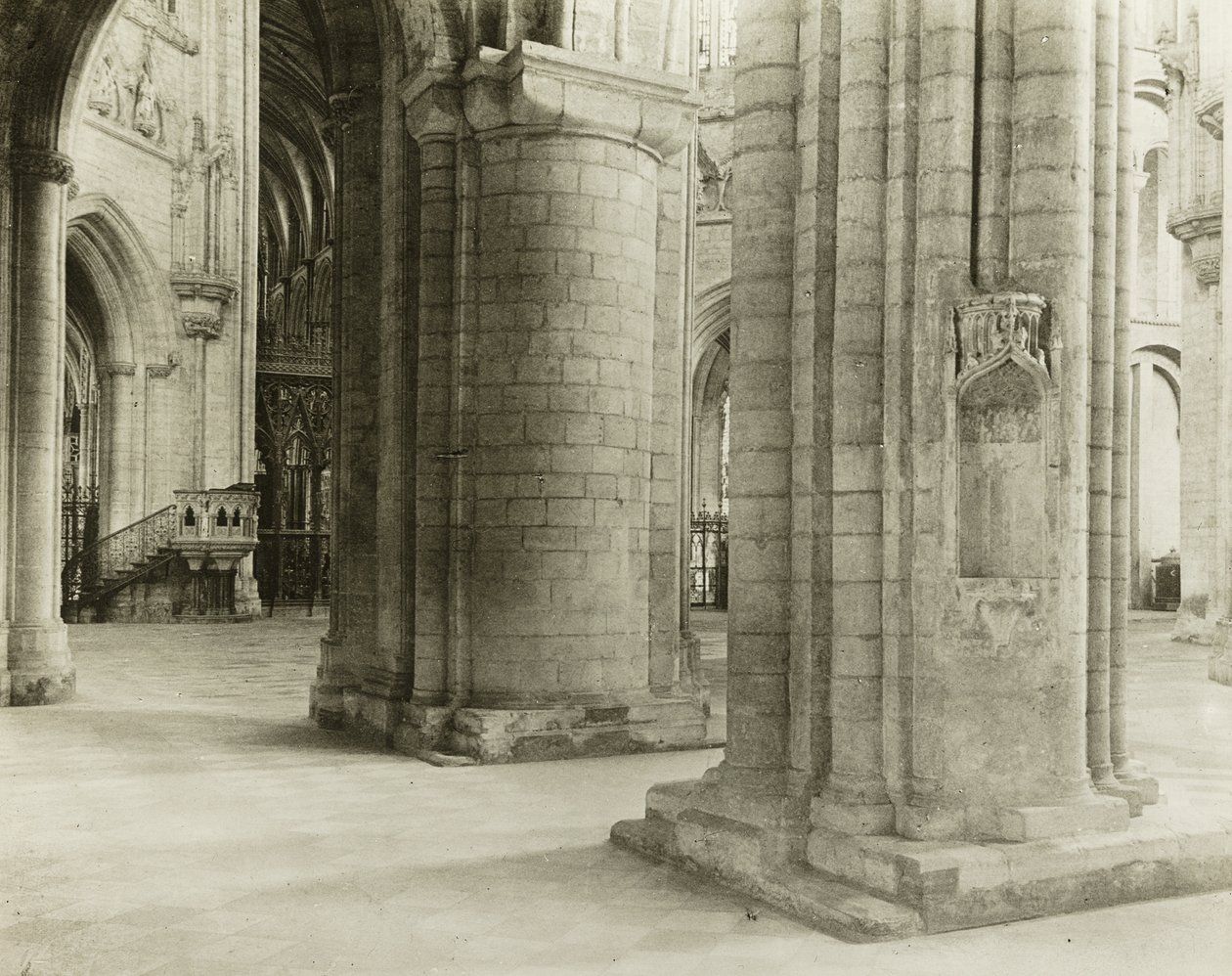 Kathedrale von Ely: Oktogon zum Chor vom nördlichen Kirchenschiff von Frederick Henry Evans