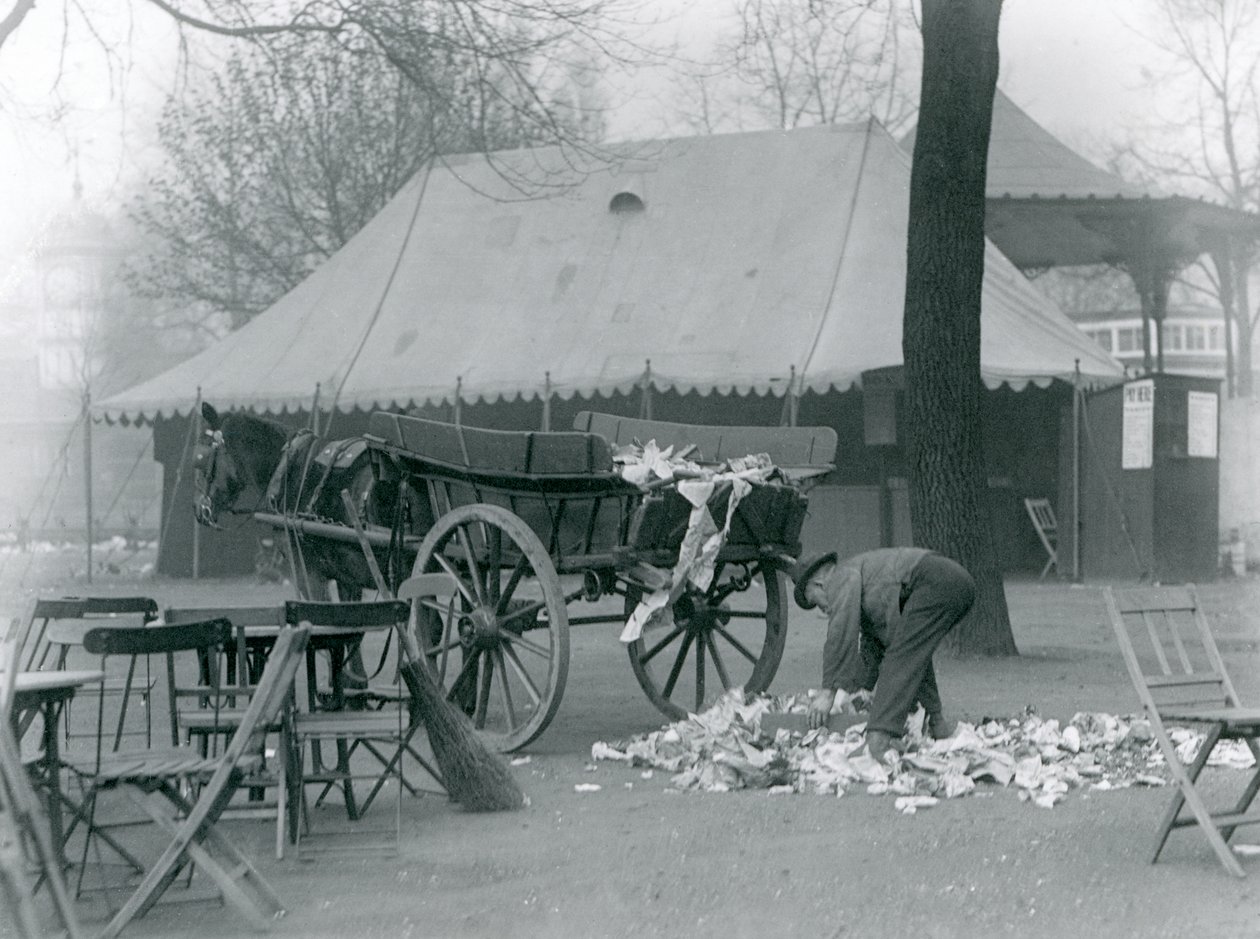 Aufräumen nach einem Feiertag im Londoner Zoo im Jahr 1924 (s/w Foto) von Frederick William Bond