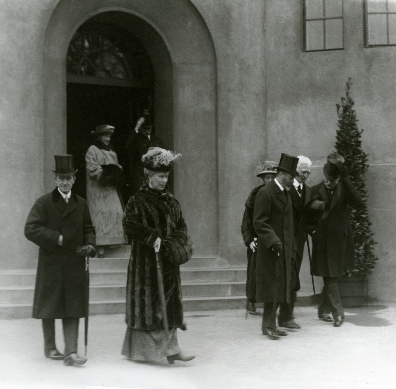 König George V. und Königin Mary im Aquarium des Londoner Zoos, 1924 von Frederick William Bond
