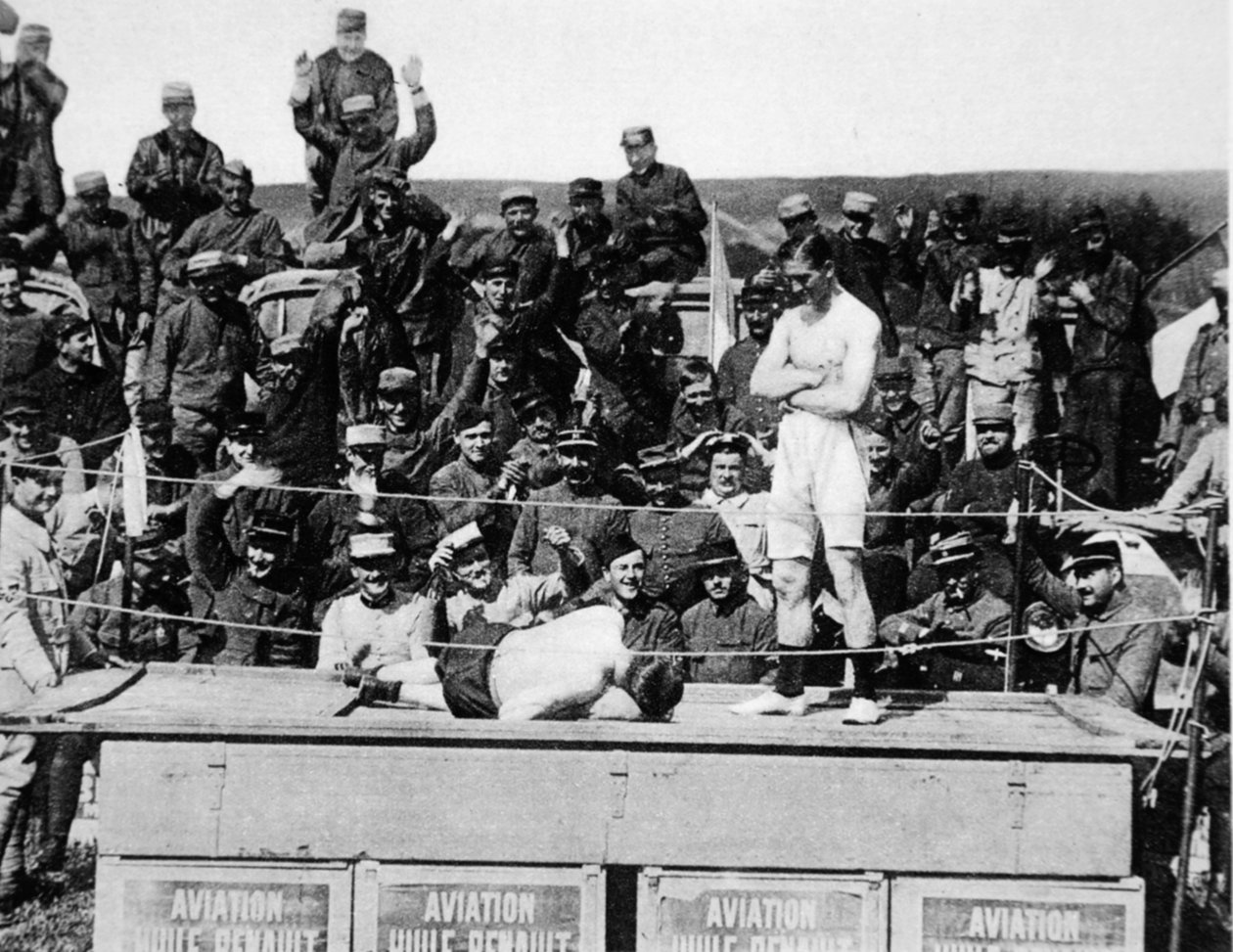 Carpentier gibt den Knock-out an der Front: der berühmte Boxer zieht wieder die Handschuhe an, um einen Helden zu ehren, aus The Illustrated War News von French Photographer
