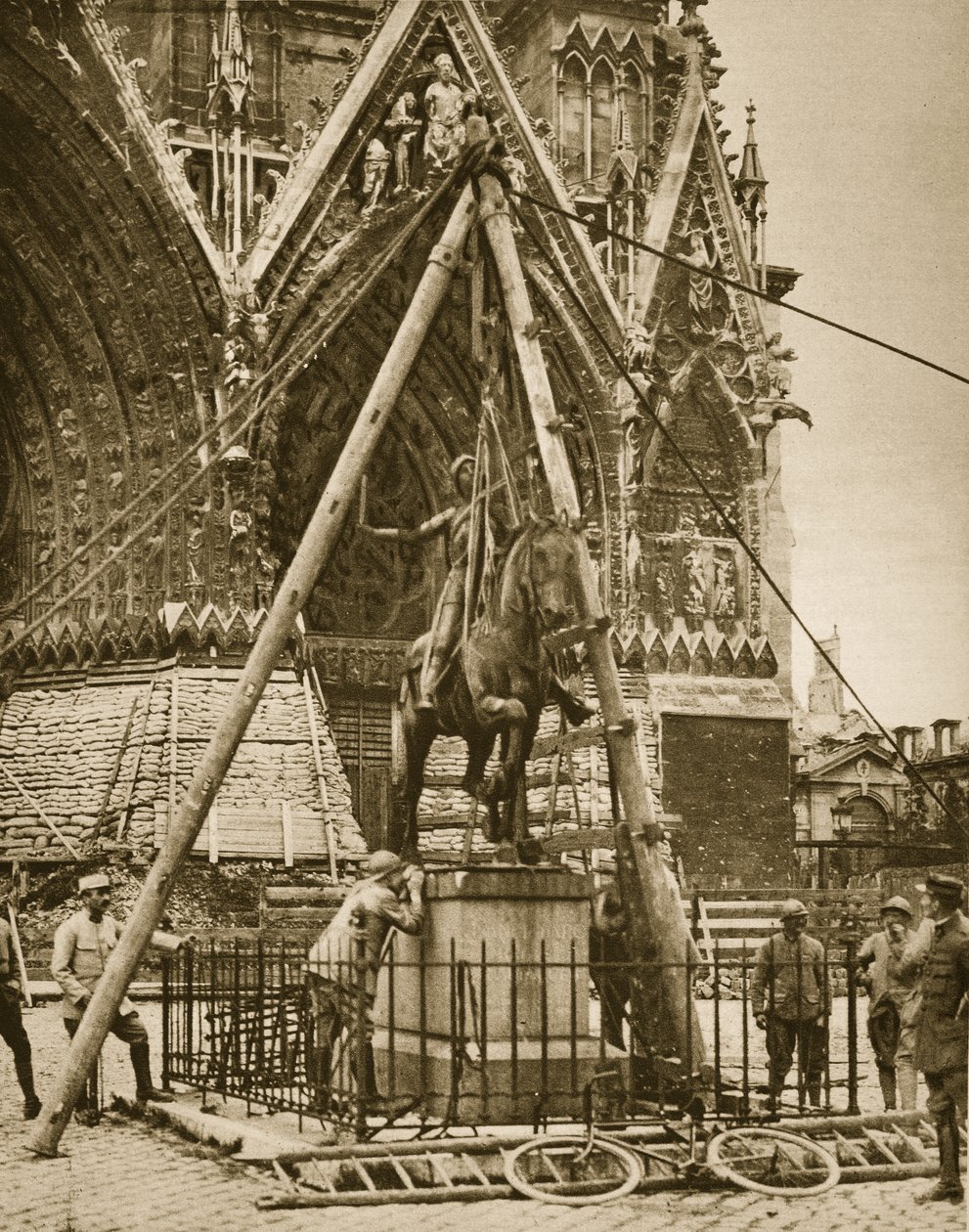 Kathedrale von Reims, Sicherung der Bronzestatue von French Photographer