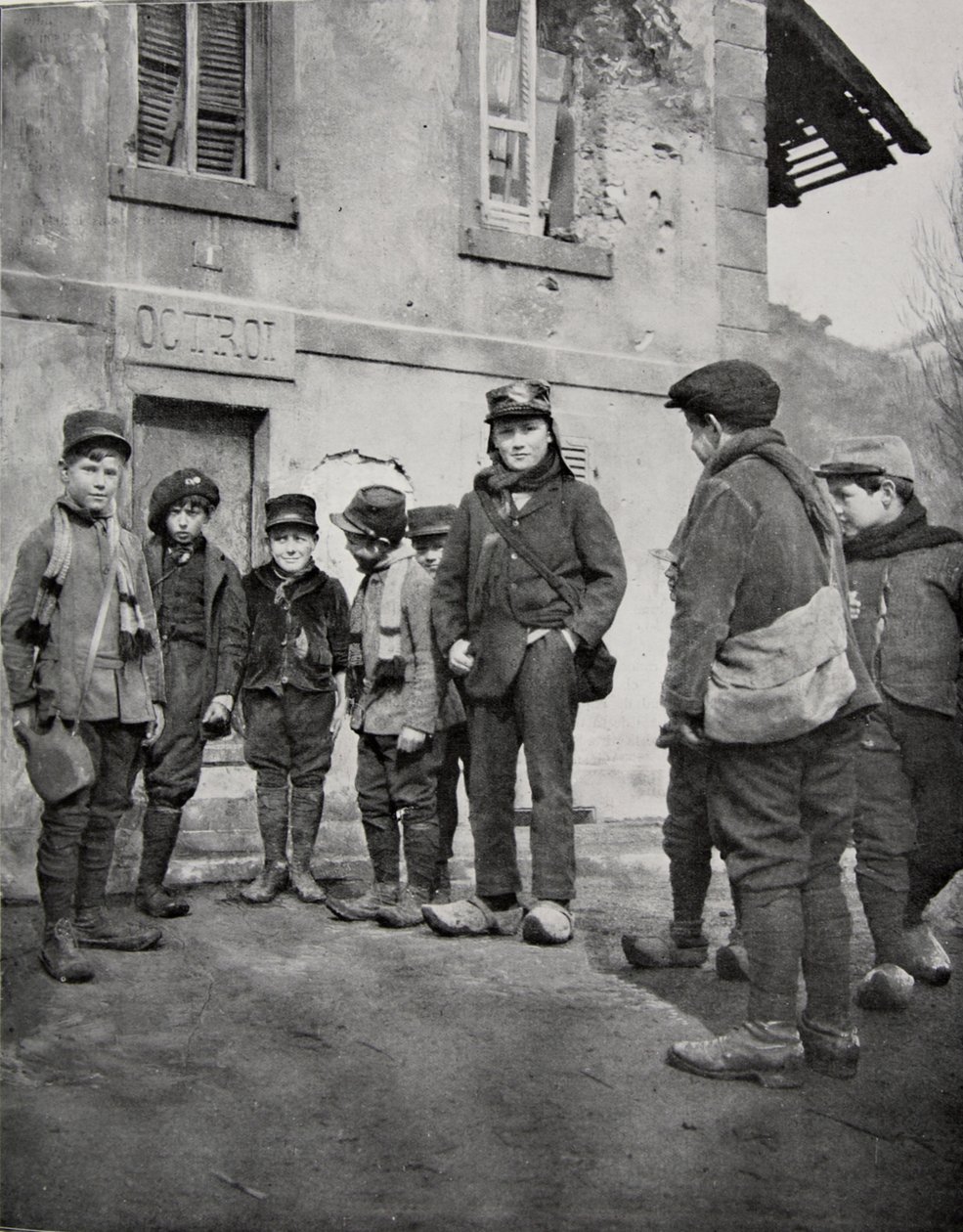 Schulkinder aus dem Elsass, 1915 von French Photographer