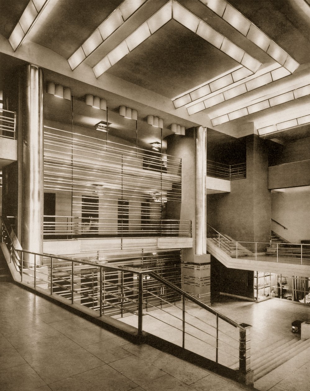 Die Treppenhalle und der vergitterte Balkon des Théâtre Pigalle, 1920er Jahre von French Photographer
