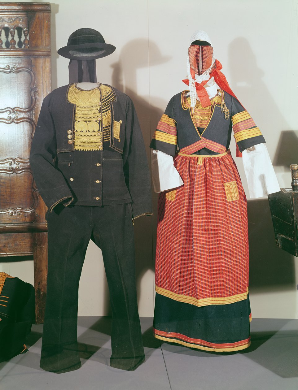 Zwei Schaufensterpuppen in traditionellen Kostümen für das Fest von Pont-l