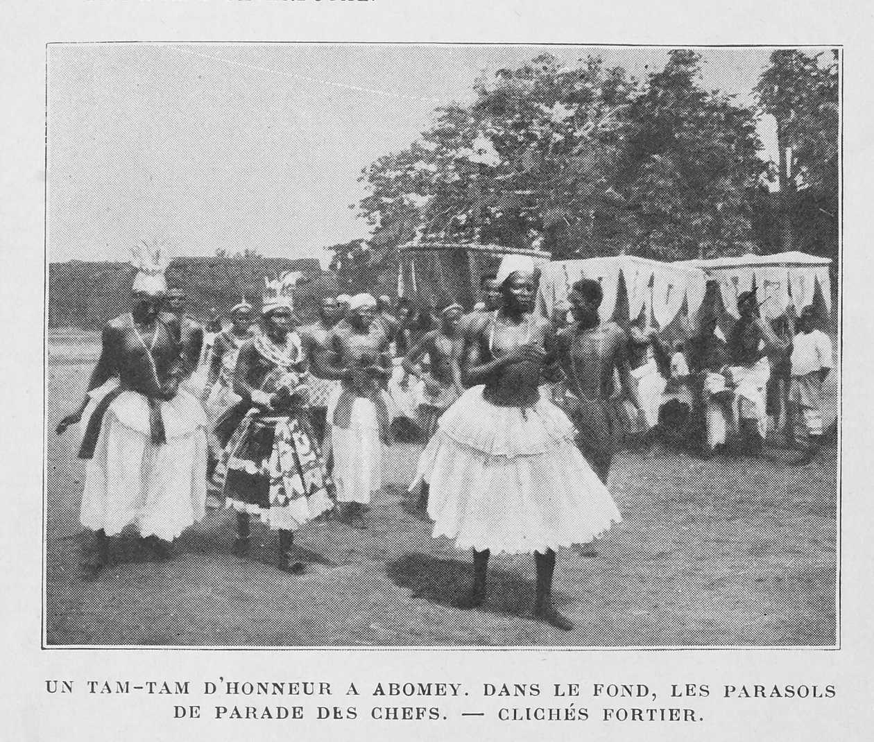 Ein Tam-Tam der Ehre in Abomey mit Sonnenschirmen der Häuptlinge im Hintergrund von French Photographer