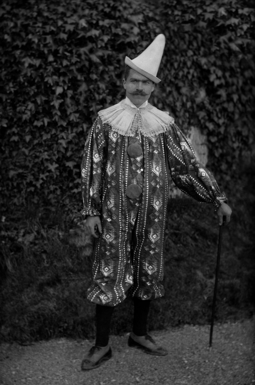 Ein Mann posiert in einem Clownkostüm, in der Abtei von Septfontaines, nahe Bourmont in Haute Marne. Fotografie Ende des 19. Jahrhunderts. Ducos Sammlung. von French Photographer
