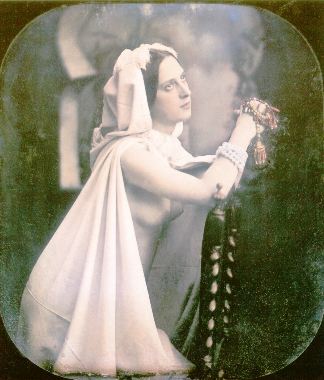 Eine Frau, die auf einem Stuhl kniet und betet, 1850 von French Photographer