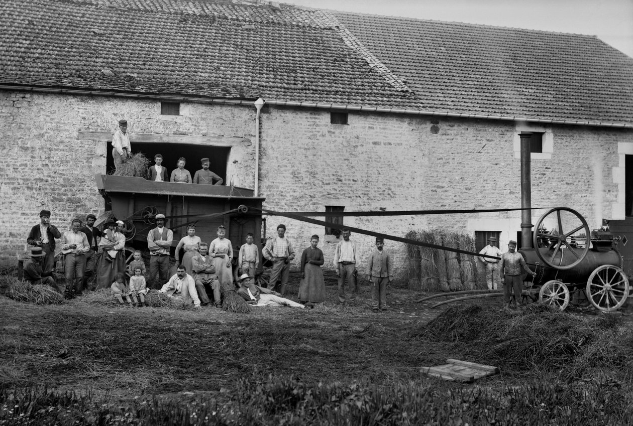 Landarbeiter und die Presse banden Heuballen auf einem Bauernhof in der Nähe von Bourmont in Haute-Marne, um 1890. Fotografie. Ducos-Sammlung. von French Photographer