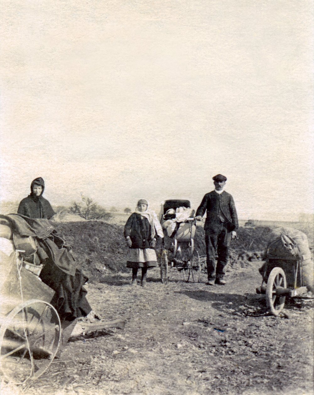 Exodus einer Bauernfamilie, die vor den Kämpfen flieht, in der Nähe von Boulogne-la-Grasse von French Photographer