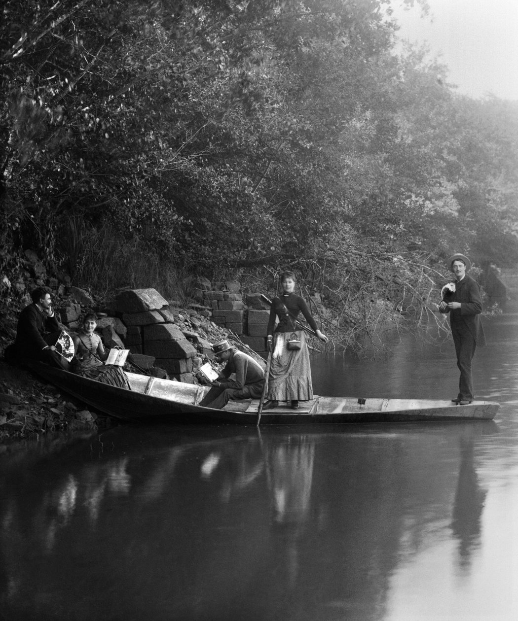 Gruppe von Freunden, auf einem Spaziergang, ruhend auf einem Boot. Fotografie Ende des 19. Jahrhunderts. Ducos-Sammlung von French Photographer