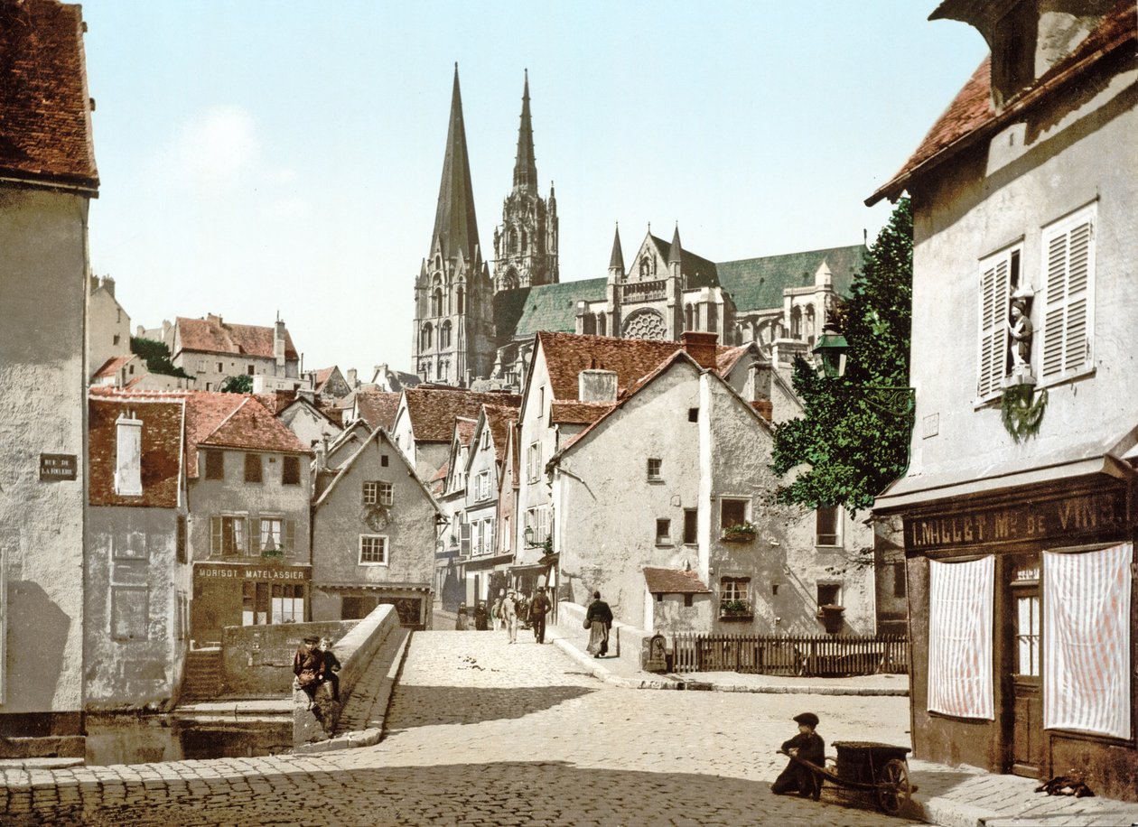 Blick die Straße hinunter in Chartres mit der Kathedrale im Hintergrund von French Photographer