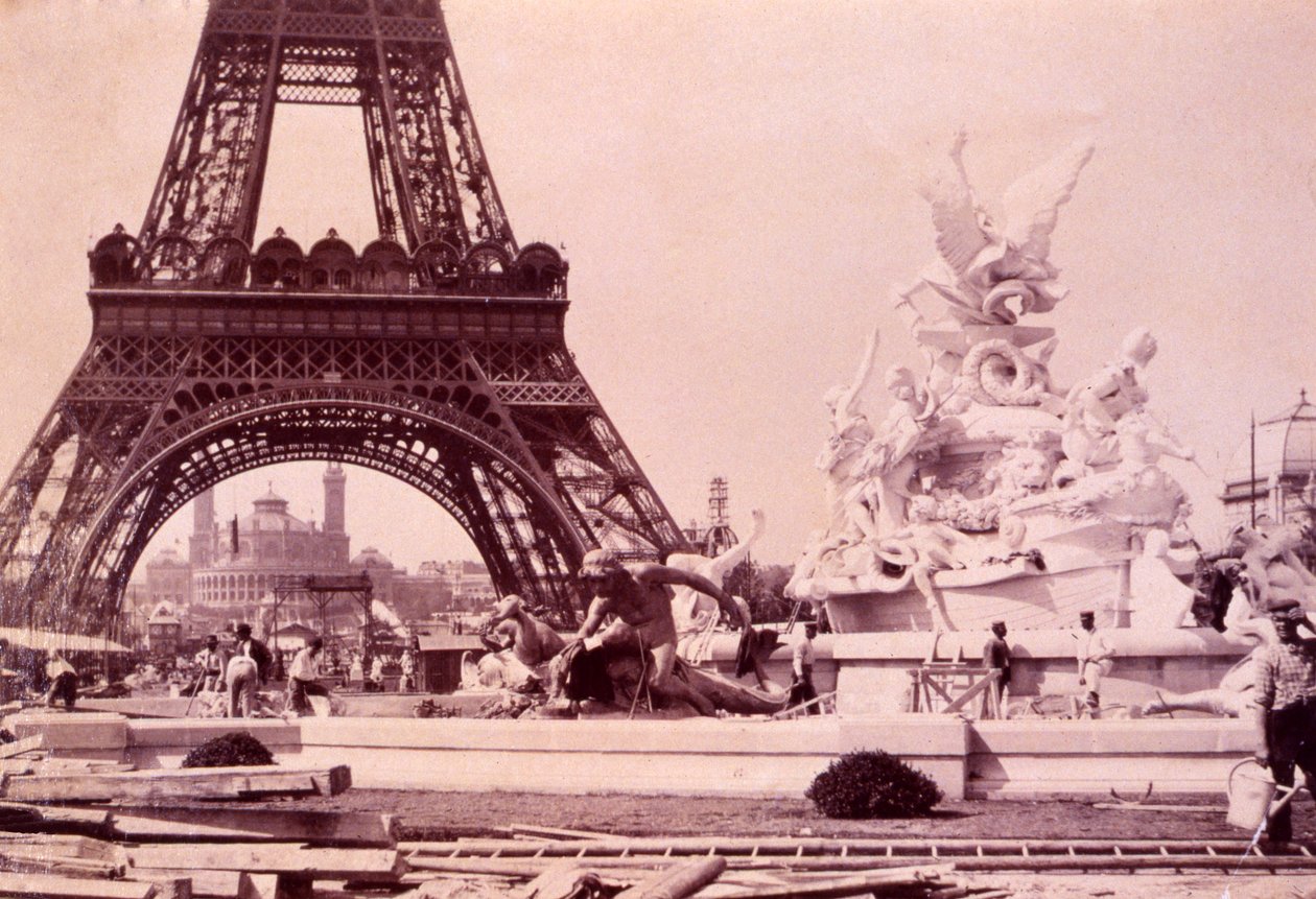 Männer bauen den Brunnen St. Vidal in der Nähe des Eiffelturms, ca. 1888 von French Photographer