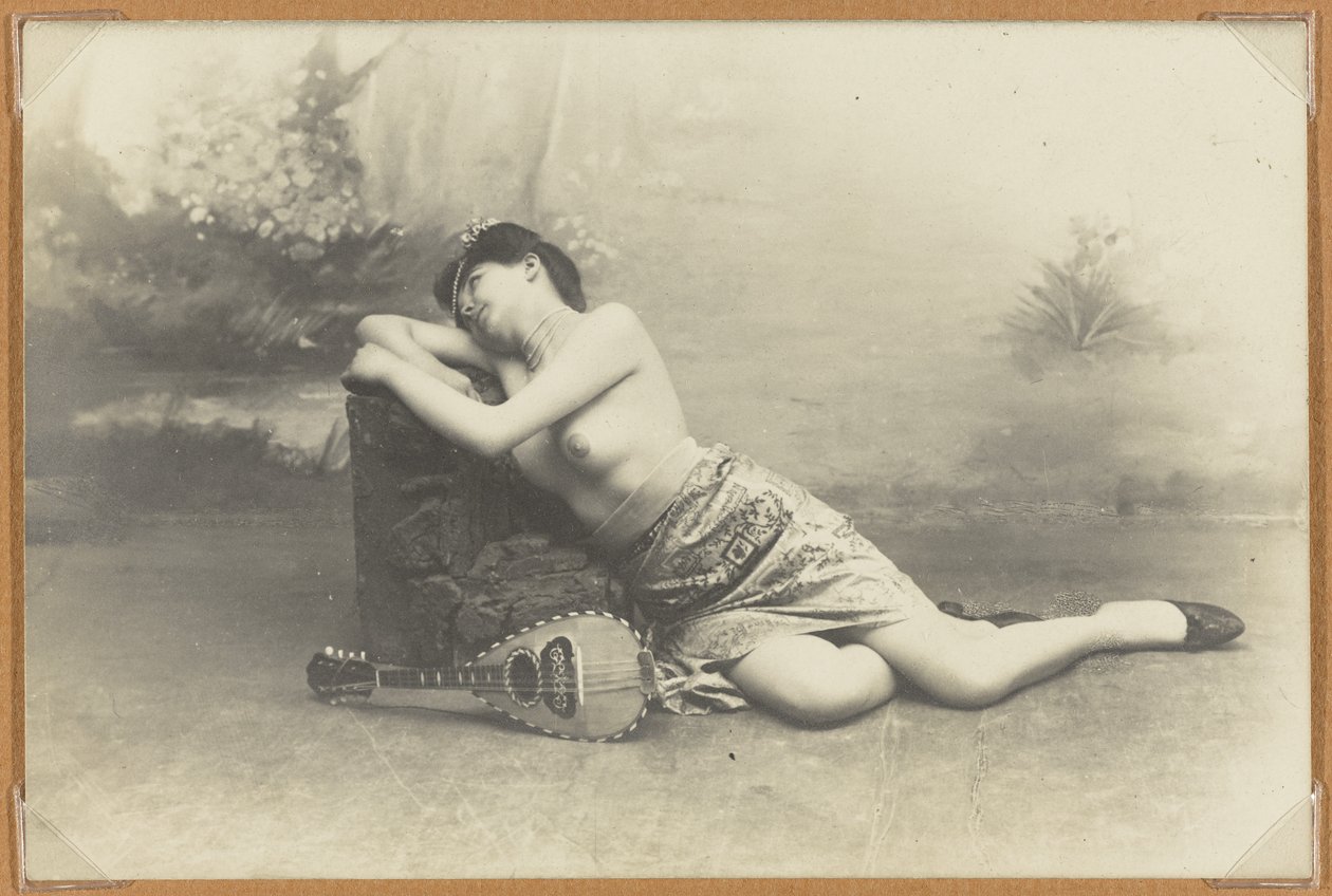 Liegende Frau mit Mandoline von French Photographer