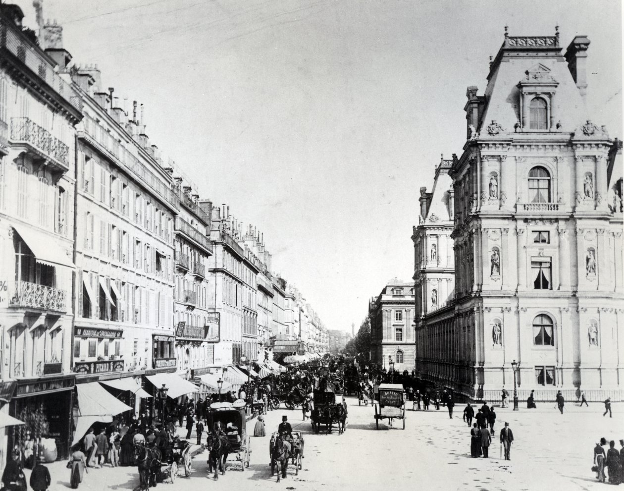Die Rue de Rivoli und das neue Hôtel de Ville, ca. 1882 von French Photographer