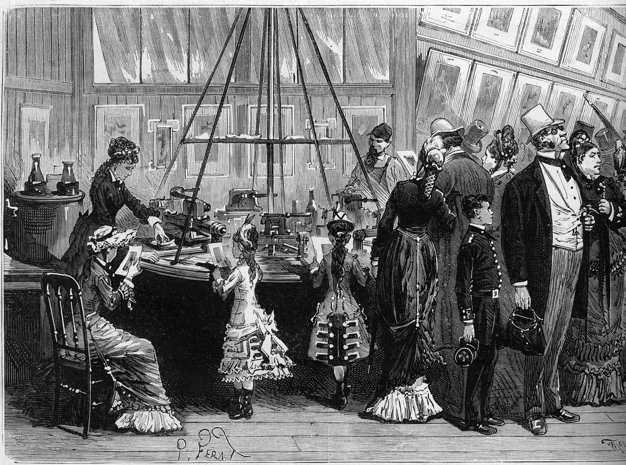 Weltausstellung 1878 in Paris: photoglyptische Drucke im Photochromie-Pavillon. Gravur in „Le Monde Illustré“ Nr. 1125 vom 19. Oktober 1878. von French School