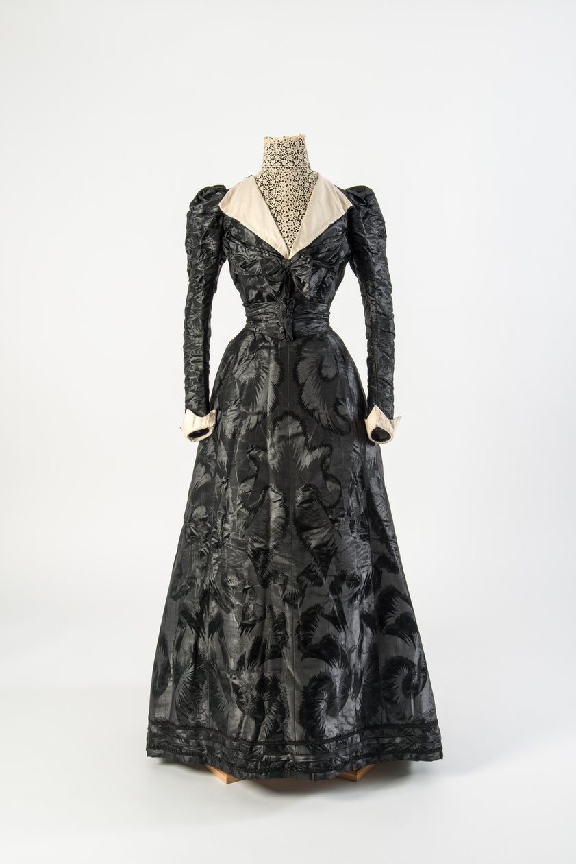 Schwarz gemustertes Seidenkleid mit hohem Kragen und cremefarbener Spitzenchemise, frühe 1890er Jahre von French School