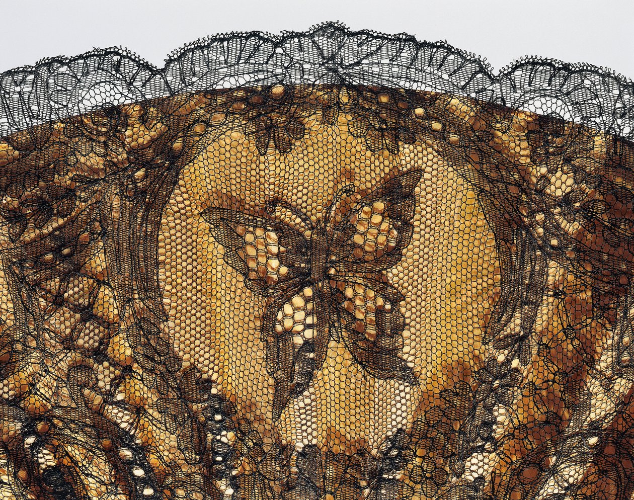 Gestickter Schmetterling, Detail eines Halbtrauerfächers, klares Seidenblatt in Chantilly-Spitze und Perlmutt-Rippen von French School