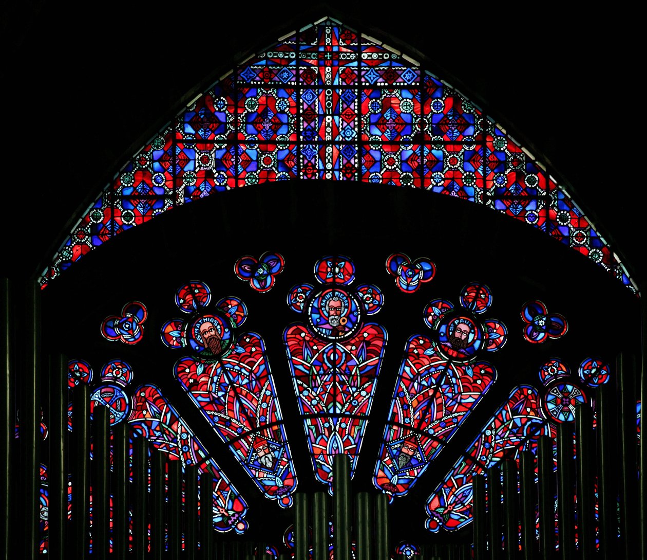 Modernes Glas in Steinmetzarbeit aus dem 13. Jahrhundert von French School